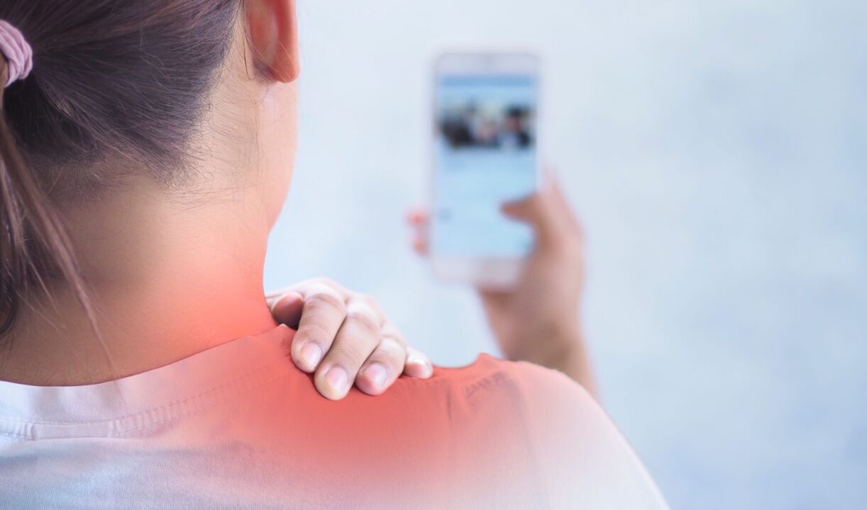 Muy a menudo, el cuello duele debido a una postura incorrecta, por ejemplo, si una persona usa un teléfono inteligente durante mucho tiempo. 
